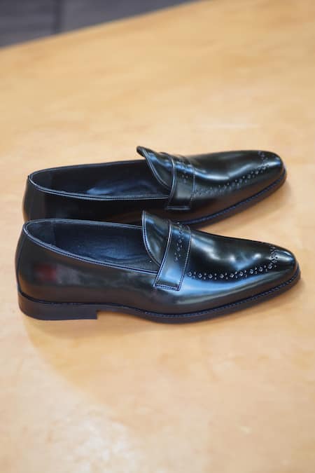Shop Shradha Hedau Footwear Couture Black Parth Cutwork Moccasin Shoes at Aza Fashions Shop_Shradha Hedau Footwear Couture_Black Parth Cutwork Moccasin Shoes _at_Aza_Fashions