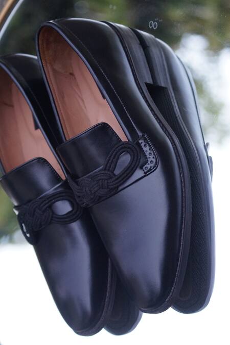Shop_Shradha Hedau Footwear Couture_Black Neev Coiled Bow Mojaris _Online_at_Aza_Fashions