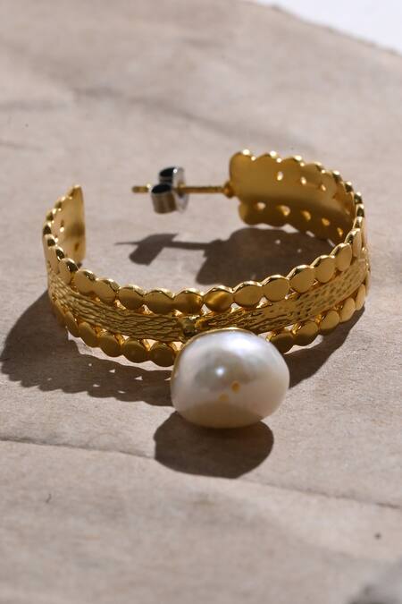 Buy_Heena Mittal_Gold Plated Pearls Suni Drop Hoops 