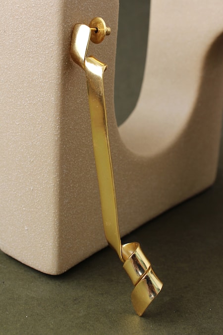 Heena Mittal Aqula Rippling Ribbon Pattern Earrings 