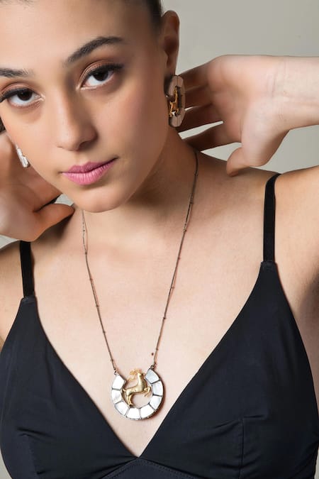 Queens Jewels Deer Carved Pendant Necklace Set 