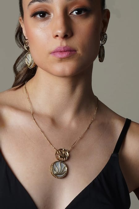 Queens Jewels Deer Carved Pendant Necklace Set 