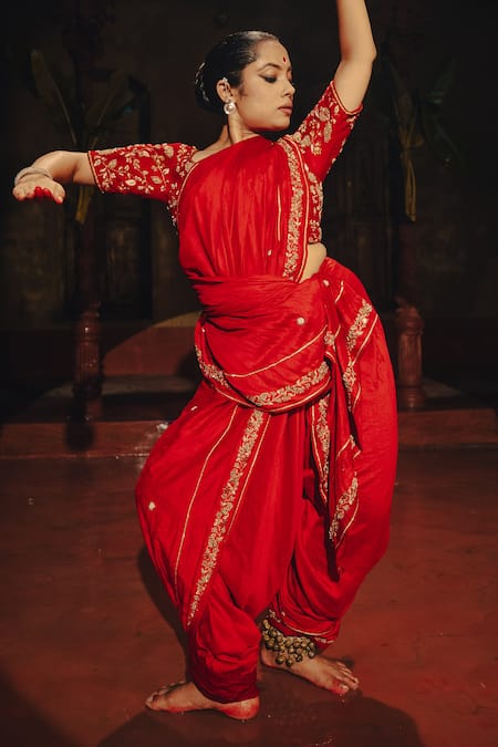 Shop Label Earthen Red Silk, Chiffon Zari, Embroidery Amoha Saree With Floral Blouse at Aza Fashions Shop_Label Earthen_Red Silk, Chiffon Zari, Embroidery Amoha Saree With Floral Blouse _at_Aza_Fashions