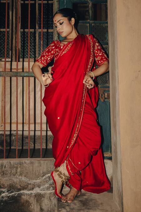 Label Earthen Red Silk, Chiffon Zari, Embroidery Amoha Saree With Floral Blouse Online at Aza Fashions Label Earthen_Red Silk, Chiffon Zari, Embroidery Amoha Saree With Floral Blouse _Online_at_Aza_Fashions