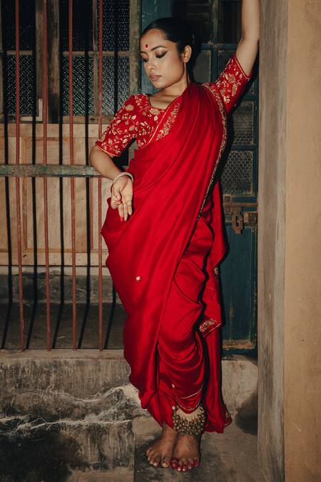 Shop Label Earthen Red Silk, Chiffon Zari, Embroidery Amoha Saree With Floral Blouse Online at Aza Fashions Shop_Label Earthen_Red Silk, Chiffon Zari, Embroidery Amoha Saree With Floral Blouse _Online_at_Aza_Fashions