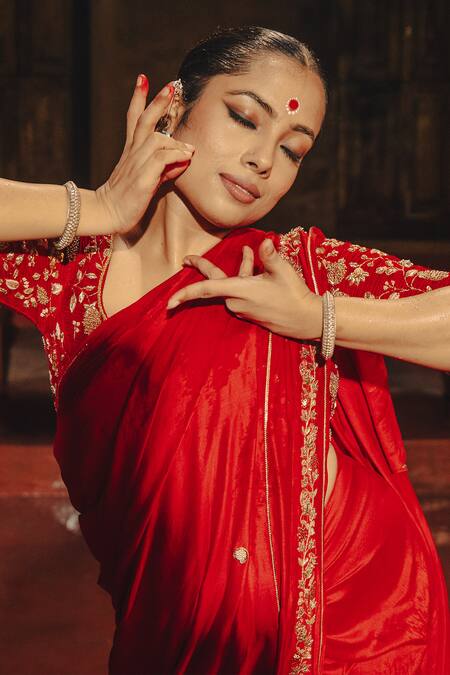 Buy Label Earthen Red Silk, Chiffon Zari, Embroidery Amoha Saree With Floral Blouse Buy_Label Earthen_Red Silk, Chiffon Zari, Embroidery Amoha Saree With Floral Blouse