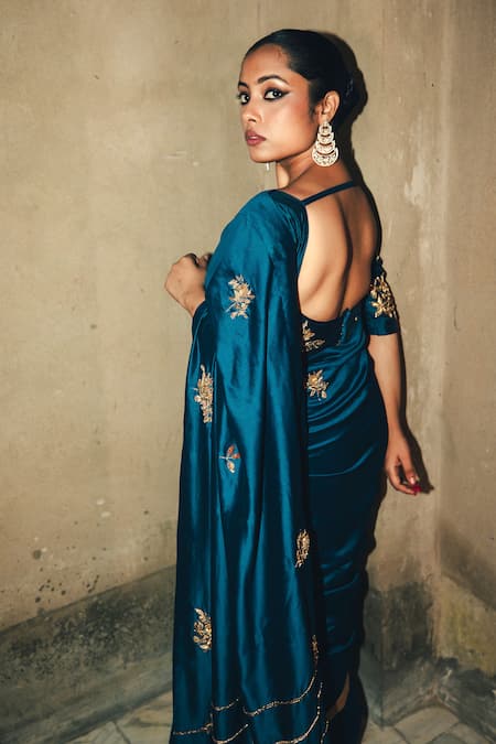 Shop_Label Earthen_Blue Silk, Chiffon Embroidery, Zari V-neck Srisa Floral Motif Saree With Blouse _at_Aza_Fashions