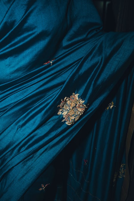 Label Earthen_Blue Silk, Chiffon Embroidery, Zari V-neck Srisa Floral Motif Saree With Blouse _Online_at_Aza_Fashions