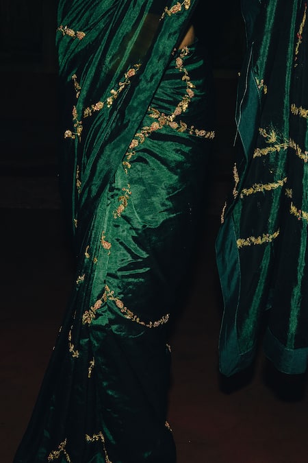 Label Earthen Green Silk, Chiffon Embroidery Round Neck Ujjwla Flower Vine Saree With Blouse Online at Aza Fashions Label Earthen_Green Silk, Chiffon Embroidery Round Neck Ujjwla Flower Vine Saree With Blouse _Online_at_Aza_Fashions