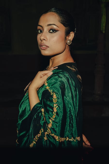 Label Earthen Green Silk, Chiffon Embroidery Round Neck Ujjwla Flower Vine Saree With Blouse at Aza Fashions Label Earthen_Green Silk, Chiffon Embroidery Round Neck Ujjwla Flower Vine Saree With Blouse _at_Aza_Fashions