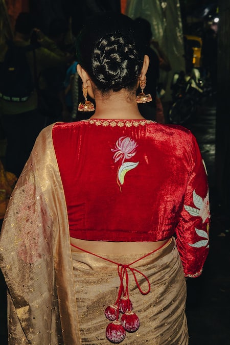 Shop Label Earthen Gold Chanderi, Silk Sequins, Vilasini Saree With Contrast Floral Print Blouse at Aza Fashions Shop_Label Earthen_Gold Chanderi, Silk Sequins, Vilasini Saree With Contrast Floral Print Blouse _at_Aza_Fashions