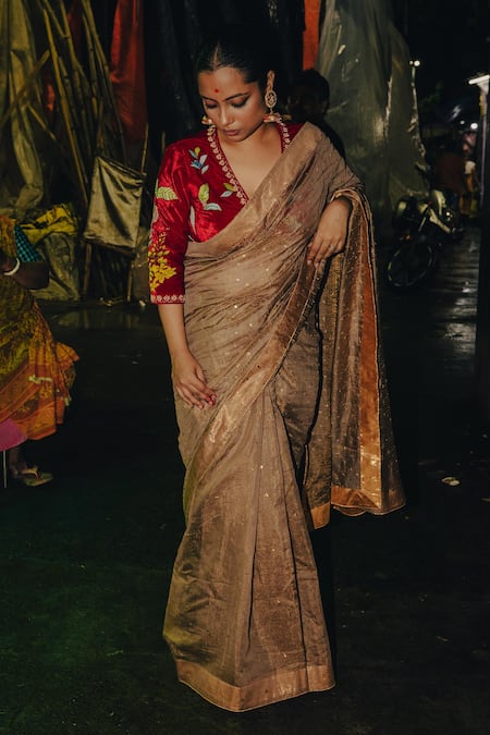Label Earthen Gold Chanderi, Silk Sequins, Vilasini Saree With Contrast Floral Print Blouse Online at Aza Fashions Label Earthen_Gold Chanderi, Silk Sequins, Vilasini Saree With Contrast Floral Print Blouse _Online_at_Aza_Fashions