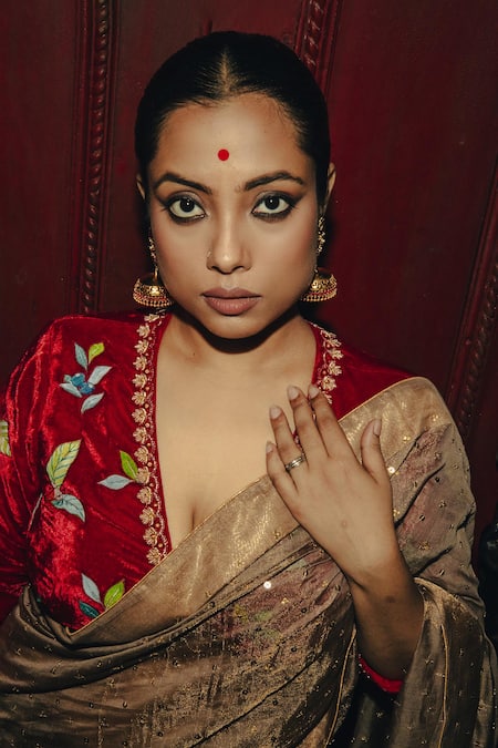 Label Earthen Gold Chanderi, Silk Sequins, Vilasini Saree With Contrast Floral Print Blouse at Aza Fashions Label Earthen_Gold Chanderi, Silk Sequins, Vilasini Saree With Contrast Floral Print Blouse _at_Aza_Fashions