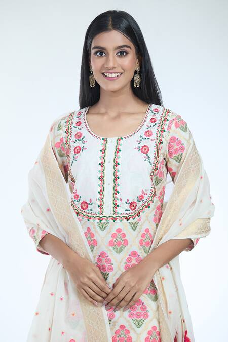 Buy_Samyukta Singhania_Cream Chanderi Silk Embroidery Round Neck Floral Pattern Kurta With Pant _Online_at_Aza_Fashions