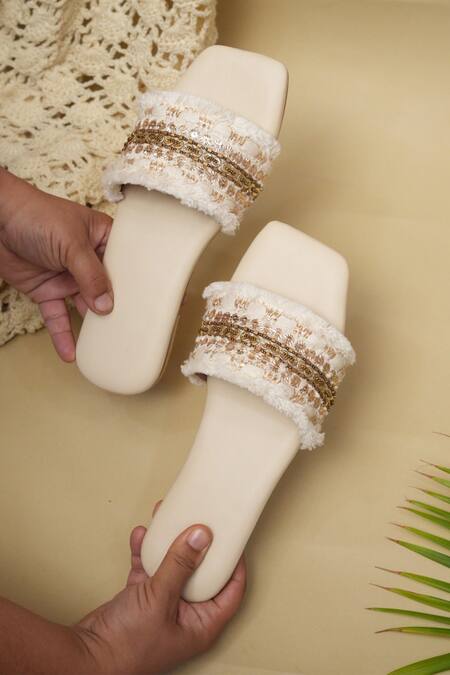 Buy Jutti Express Off White Lace Boho Thread Tassel Embellished Flats Online at Aza Fashions Buy_Jutti Express_Off White Lace Boho Thread Tassel Embellished Flats _Online_at_Aza_Fashions