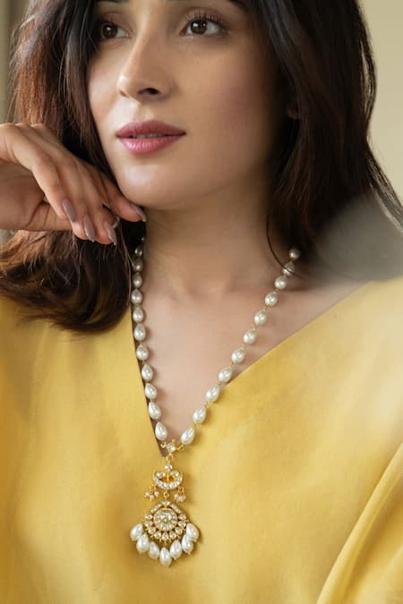 Do Taara White Kundan Embellished Pendant Necklace 