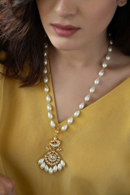 Do Taara_White Kundan Embellished Pendant Necklace _Online_at_Aza_Fashions
