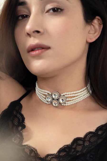 Do Taara White Pearl Embellished Pendant Choker 