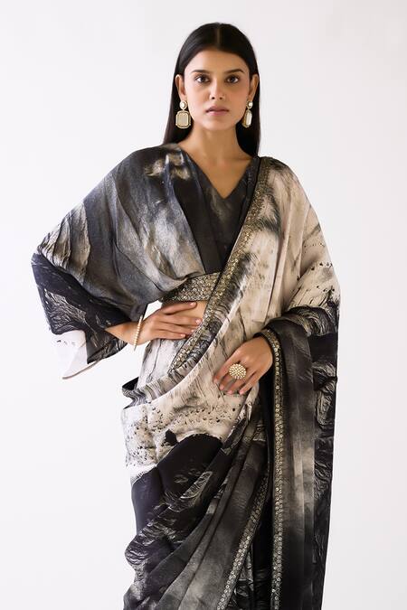 Basanti - Kapde Aur Koffee Black Crepe Sequins, Cut Work V-neck Abstract Print Saree With Blouse Online at Aza Fashions Basanti - Kapde Aur Koffee_Black Crepe Sequins, Cut Work V-neck Abstract Print Saree With Blouse_Online_at_Aza_Fashions
