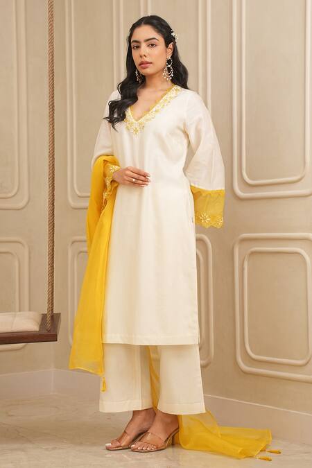House Of Karmah_Off White Chanderi Silk Embroidery Floral V-neck Thread Kurta And Palazzo Set _Online_at_Aza_Fashions