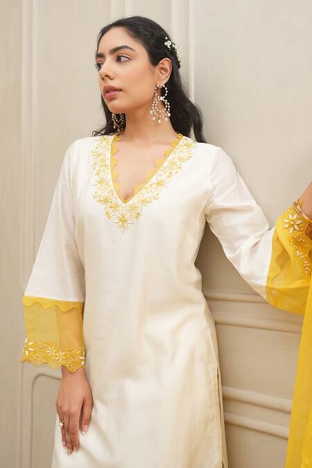 Buy_House Of Karmah_Off White Chanderi Silk Embroidery Floral V-neck Thread Kurta And Palazzo Set _Online_at_Aza_Fashions