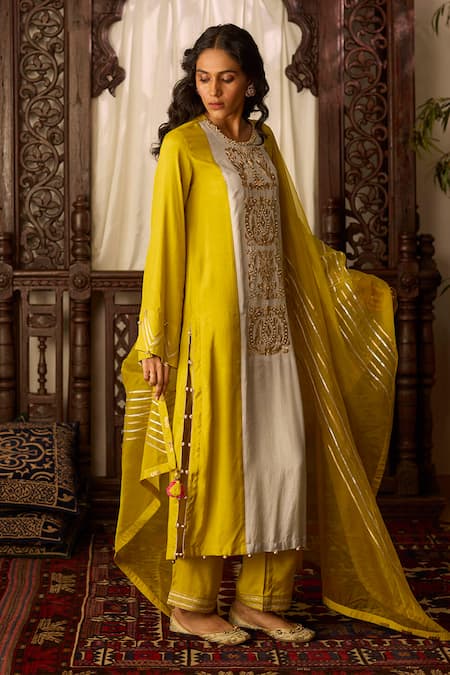 Inej Embroidered Neck Straight Kurta With Pant 