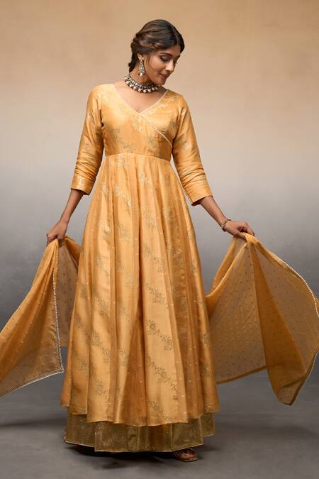 Buy_Parshya_Yellow Brocade, Silk Beads V-neck Flower Vine Pattern Anarkali Palazzo Set _Online_at_Aza_Fashions