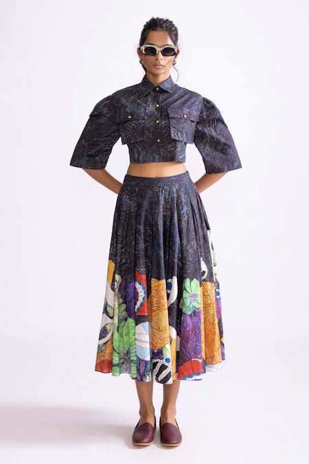 Saaksha & Kinni_Black Cotton Collared Nikki Wave Print Crop Shirt _Online_at_Aza_Fashions