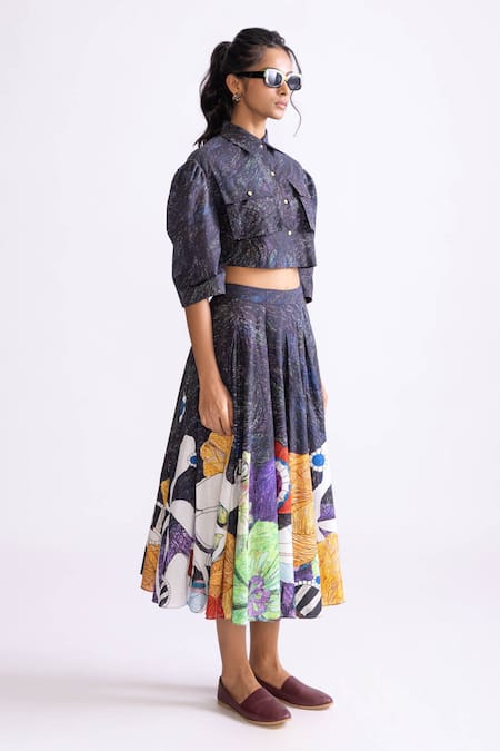 Buy_Saaksha & Kinni_Black Cotton Collared Nikki Wave Print Crop Shirt _Online_at_Aza_Fashions