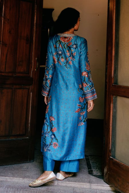 Drishti & Zahabia Hand Embroidered Neck Kurta Set 