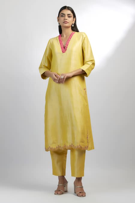 EWOKE Floral Neckline Embroidered Kurta & Pant Set 