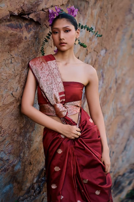 The Whole Nine Yards_Red Silk Unnati Floral Border Woven Saree With Unstitched Blouse Piece _Online_at_Aza_Fashions
