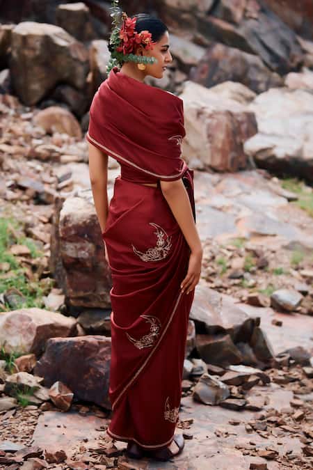Shop The Whole Nine Yards Wine Silk Zari, Embroidery Sweetheart Neck Joonbai Moon Saree With Blouse at Aza Fashions Shop_The Whole Nine Yards_Wine Silk Zari, Embroidery Sweetheart Neck Joonbai Moon Saree With Blouse _at_Aza_Fashions