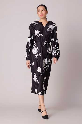 Buy Scarlet Sage Black Polyester Split V-neck Skylar Pleated Floral Print Dress With Belt at Aza Fashions Buy_Scarlet Sage_Black Polyester Split V-neck Skylar Pleated Floral Print Dress With Belt_at_Aza_Fashions