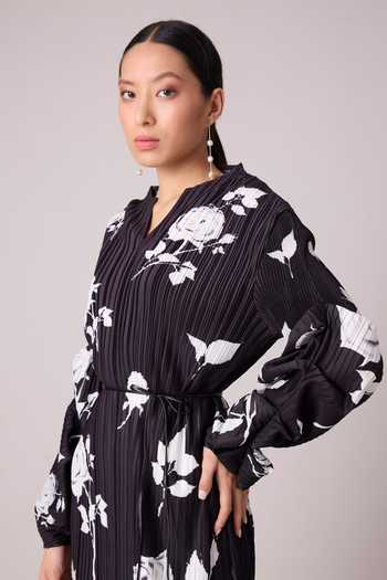 Buy Scarlet Sage Black Polyester Split V-neck Skylar Pleated Floral Print Dress With Belt Online at Aza Fashions Buy_Scarlet Sage_Black Polyester Split V-neck Skylar Pleated Floral Print Dress With Belt_Online_at_Aza_Fashions