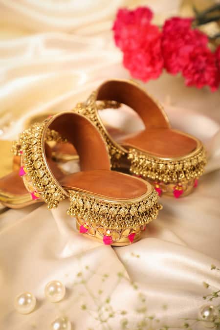 Buy_5elements_Gold Gota Patti Atalanta Bird Motif Ghungroo Kolhapuri Sandals _Online_at_Aza_Fashions