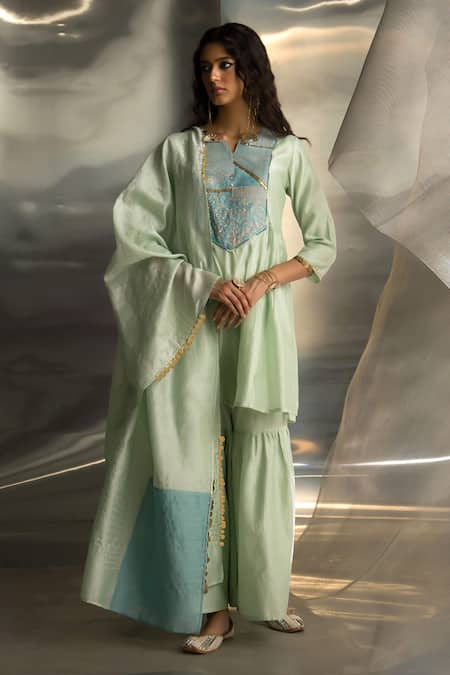 Charkhee Green Kurta And Dupatta Chanderi Embroidered Zari Notched Bodice Sharara Set Online at Aza Fashions Charkhee_Green Kurta And Dupatta Chanderi Embroidered Zari Notched Bodice Sharara Set _Online_at_Aza_Fashions