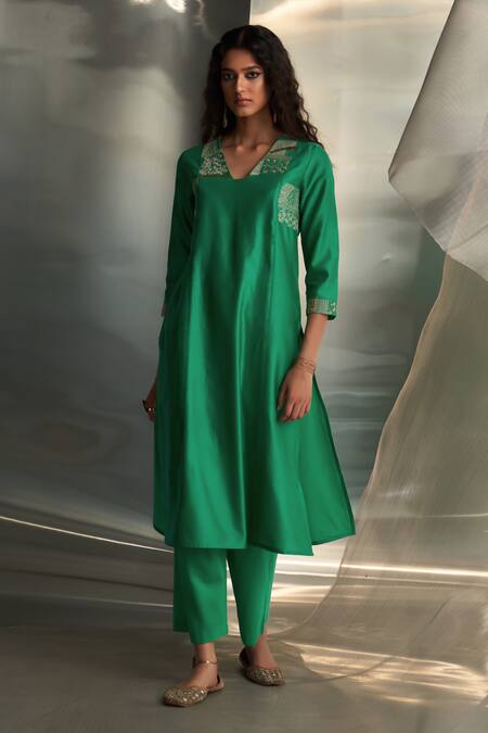 Shop Charkhee Green Kurta And Dupatta Chanderi Embroidered Zari Egyptian Pattern Pant Set Online at Aza Fashions Shop_Charkhee_Green Kurta And Dupatta Chanderi Embroidered Zari Egyptian Pattern Pant Set _Online_at_Aza_Fashions