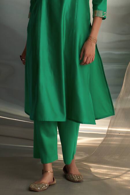 Charkhee Green Kurta And Dupatta Chanderi Embroidered Zari Egyptian Pattern Pant Set at Aza Fashions Charkhee_Green Kurta And Dupatta Chanderi Embroidered Zari Egyptian Pattern Pant Set _at_Aza_Fashions