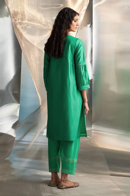 Shop Charkhee Green Kurta And Dupatta Chanderi Embroidered Zari Egyptian Pattern Pant Set at Aza Fashions Shop_Charkhee_Green Kurta And Dupatta Chanderi Embroidered Zari Egyptian Pattern Pant Set _at_Aza_Fashions