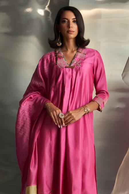 Charkhee Pink Kurta And Dupatta Chanderi Embroidered Zari V-neck Placement Pant Set Online at Aza Fashions Charkhee_Pink Kurta And Dupatta Chanderi Embroidered Zari V-neck Placement Pant Set _Online_at_Aza_Fashions