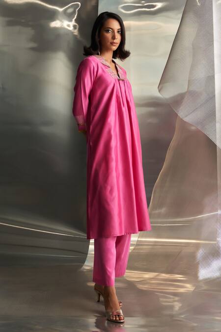 Buy Charkhee Pink Kurta And Dupatta Chanderi Embroidered Zari V-neck Placement Pant Set Buy_Charkhee_Pink Kurta And Dupatta Chanderi Embroidered Zari V-neck Placement Pant Set