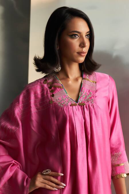 Shop Charkhee Pink Kurta And Dupatta Chanderi Embroidered Zari V-neck Placement Pant Set Shop_Charkhee_Pink Kurta And Dupatta Chanderi Embroidered Zari V-neck Placement Pant Set