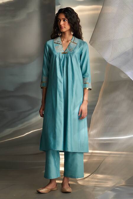 Shop Charkhee Blue Kurta And Dupatta Chanderi Embroidered Zari V-neck Placed Pant Set Online at Aza Fashions Shop_Charkhee_Blue Kurta And Dupatta Chanderi Embroidered Zari V-neck Placed Pant Set _Online_at_Aza_Fashions