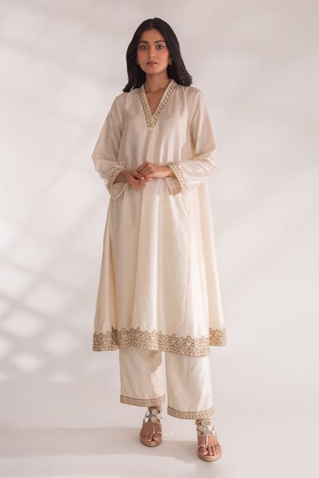 Chhaya Mehrotra Ivory Bangalore Silk Embroidery Zardozi V Neck Dhriti Border Kurta And Pant Set 