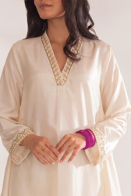 Buy Chhaya Mehrotra Ivory Zari V-neck Dhriti Zardozi Border Embroidered Kurta And Pant Set Online at Aza Fashions Buy_Chhaya Mehrotra_Ivory Zari V-neck Dhriti Zardozi Border Embroidered Kurta And Pant Set _Online_at_Aza_Fashions