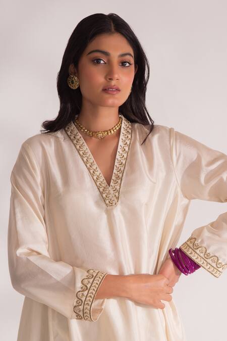 Shop Chhaya Mehrotra Ivory Zari V-neck Dhriti Zardozi Border Embroidered Kurta And Pant Set Online at Aza Fashions Shop_Chhaya Mehrotra_Ivory Zari V-neck Dhriti Zardozi Border Embroidered Kurta And Pant Set _Online_at_Aza_Fashions