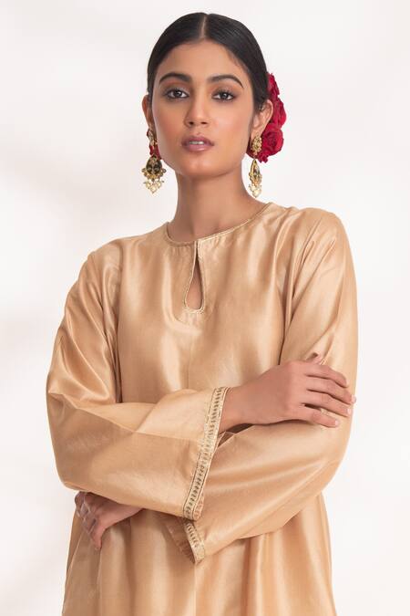 Shop Chhaya Mehrotra Beige Zari Keyhole Neck Aavya Zardozi Work Kurta And Pant Set Online at Aza Fashions Shop_Chhaya Mehrotra_Beige Zari Keyhole Neck Aavya Zardozi Work Kurta And Pant Set _Online_at_Aza_Fashions