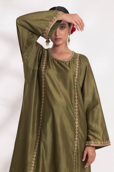 Chhaya Mehrotra_Green Silk Zari Round Neck Kanak Zardozi Work Panelled Kurta And Salwar Set _at_Aza_Fashions