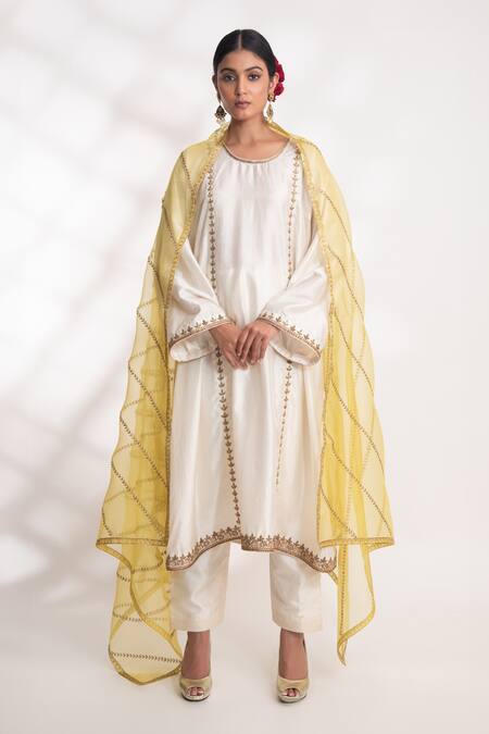 Shop Chhaya Mehrotra Yellow Silk Organza Zari Drisana Hand Embroidered Dupatta at Aza Fashions Shop_Chhaya Mehrotra_Yellow Silk Organza Zari Drisana Hand Embroidered Dupatta _at_Aza_Fashions